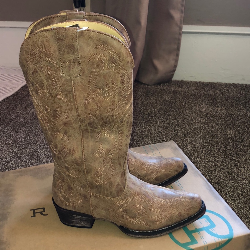 Roper Riley tan cowgirl boots NWT IN BOX! Size 6.